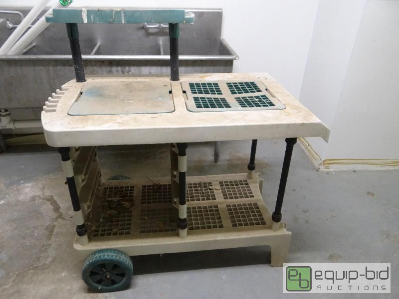 lot 270 image: GARDEN WORK STATION ON WHEELS....