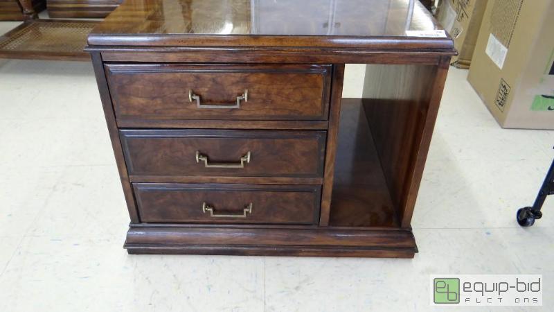 lot 296 image: NICE VINTAGE LAMP TABLE, 26&quot X 26&quot ...
