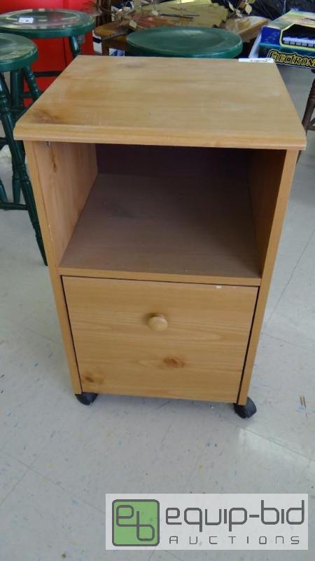 lot 303 image: 1 DRAWER TABLE ON WHEELS, 1512&quot X 1512...