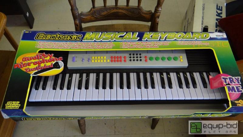 lot 304 image: NEW MUSICAL KEY BOARD,WORKS ALL THE WAY....
