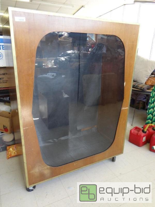 lot 376 image: SHOW CAGE ON WHEELS, BOTH SIDES OPENLIGHTED ...