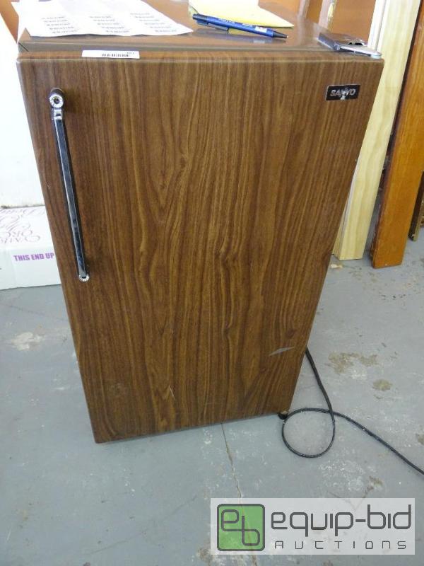 lot 381 image: SANYO MINI FRIDGE.WORKS...