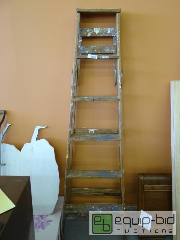 lot 384 image: WOODEN STEP LADDER....