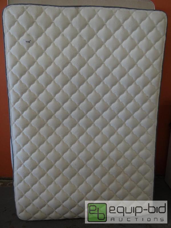 lot 390 image: FULL SIZE 10&quot PILLOW TOP&nbspMATTRESS.&...