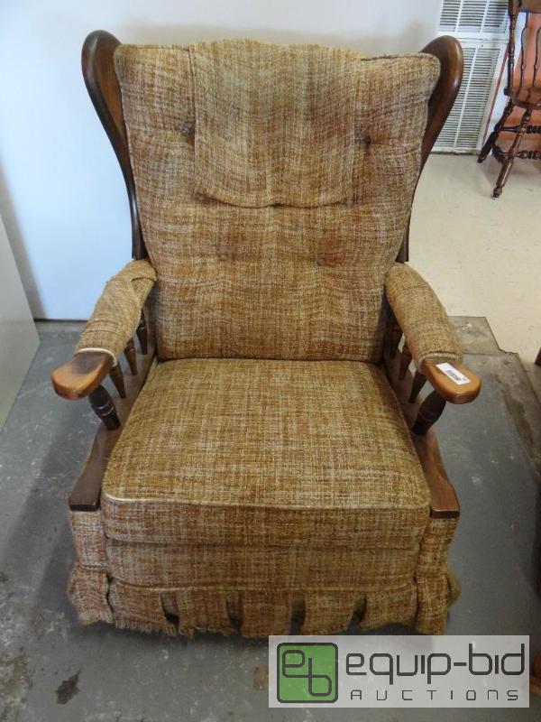 lot 395 image: VINTAGE ROCKER RECLINER....