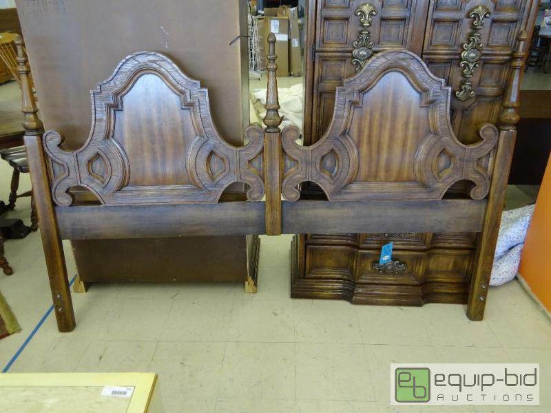 lot 404 image: VINTAGE BROYHILL KING SIZE HEADBOARD MATCHES ...