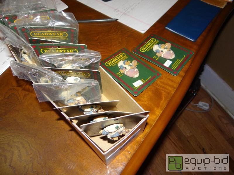 lot 424 image: LOT OF 17 BOYDS&nbspBEAR PINS....