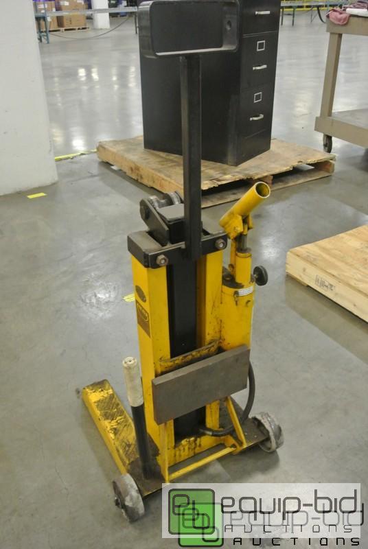 lot 220 image: Mayer Hydraulic Machine Lift