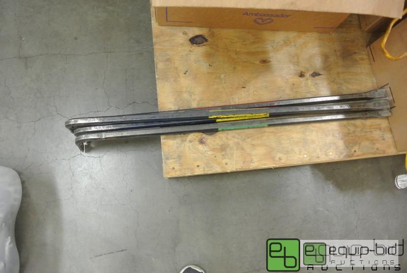 lot 236 image: Lot of (4) 3ft Pry Bars