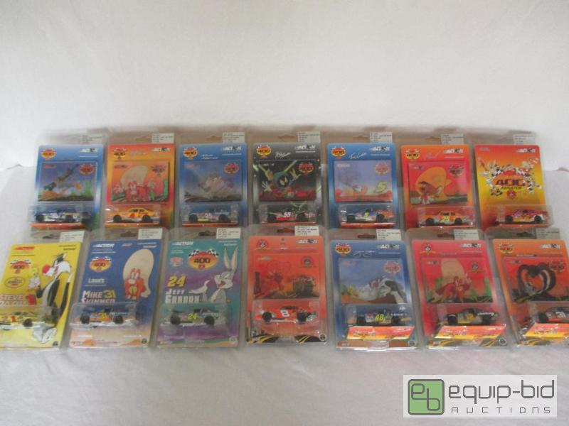 lot 20 image: 2002 Looney Tunes 400 Rematch Cars