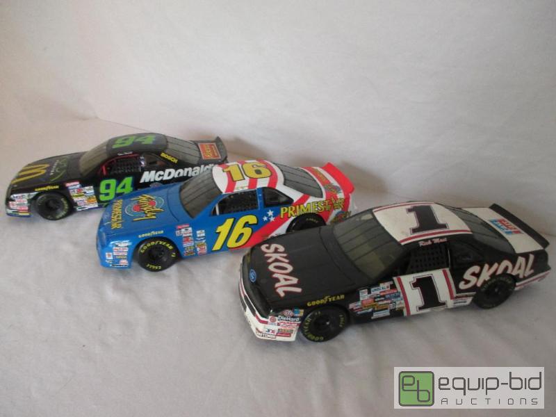 lot 70 image: Three 118th Scale Cars