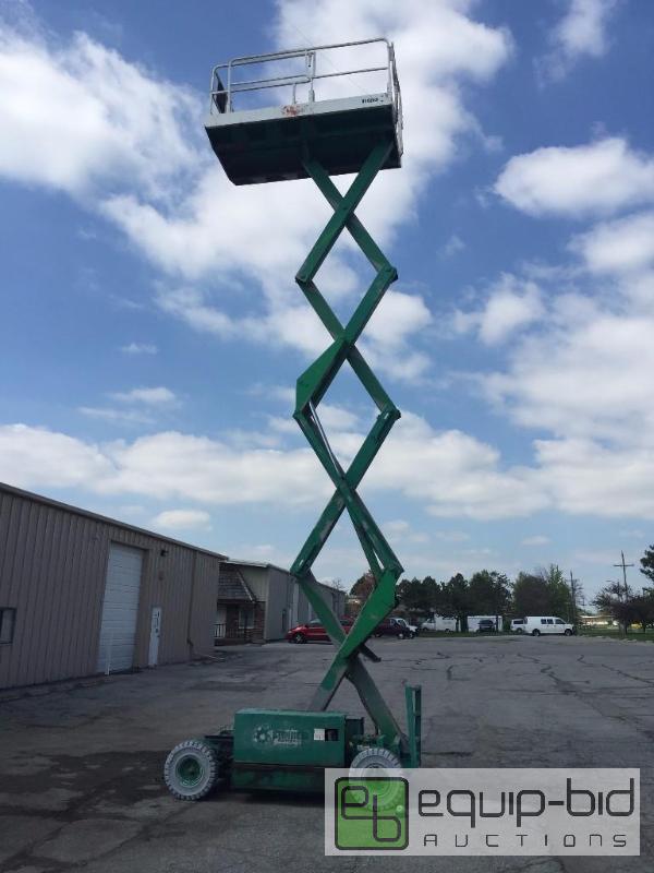 lot 22 image: MEC 3068ES SCISSOR LIFT   Model Year - 2000  ...