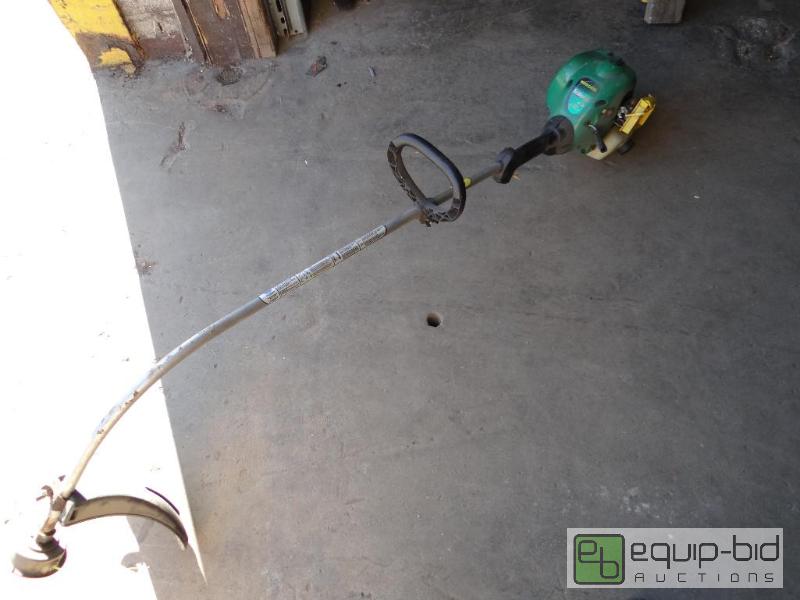 lot 277 image: Light Duty Curved Shaft Twist n edge Weed Eat...