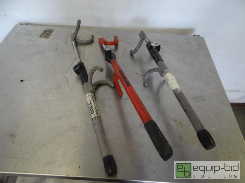 lot 309 image: Lot of Security Steering Wheel Clubs1 HAS key...