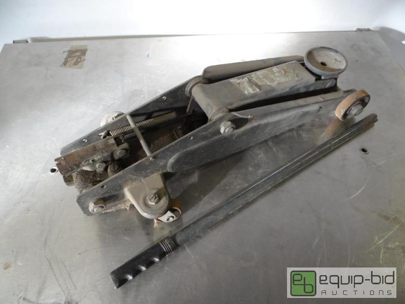 lot 322 image: 2-12 ton Hydraulic Jack w Handle...