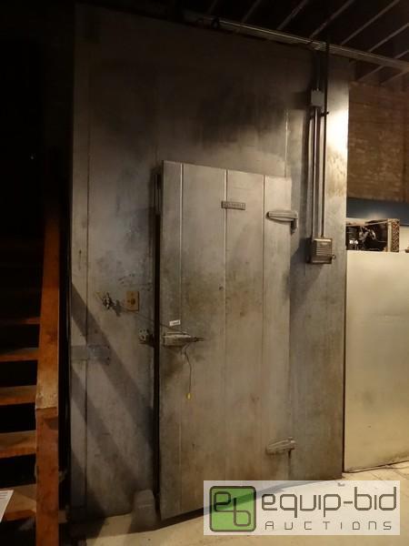lot 1229 image: CM Lingle Walk In Cooler 74x74x120 Model 34 2...