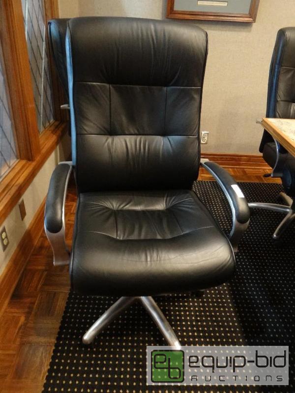lot 502 image: Very nice executive style office chair with a...