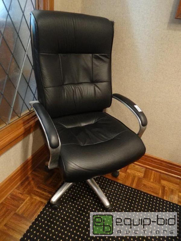 lot 503 image: Very nice executive style office chair with a...