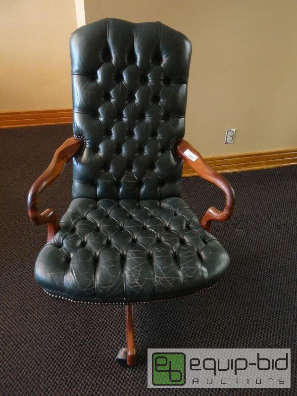 lot 505 image: Leather executive chair with arms and wheels....