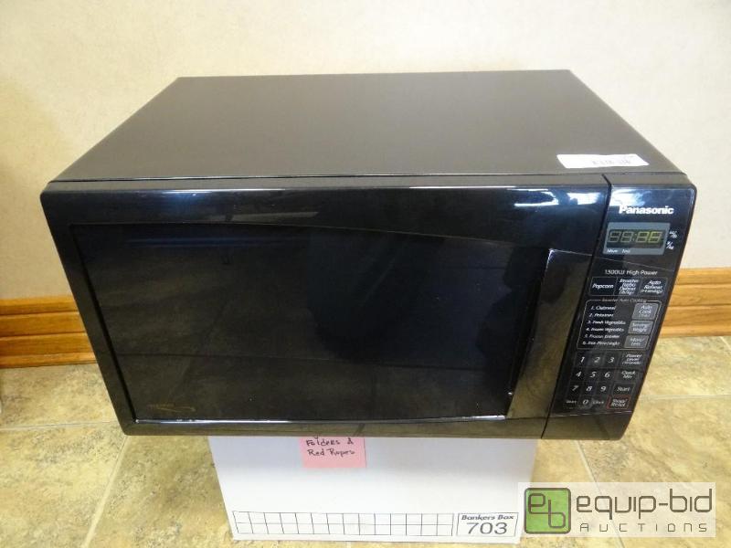 lot 508 image: Panasonic microwave.  Good looking and workin...
