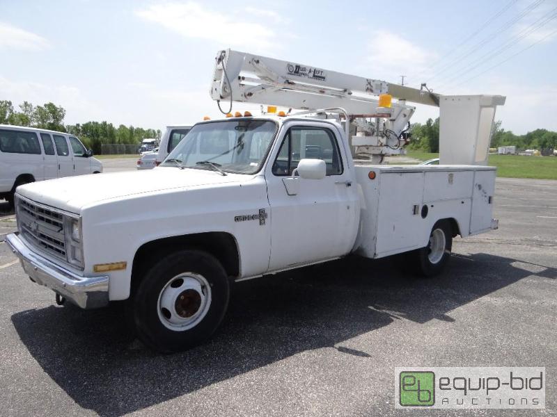 lot 531 image: 1985 Chevy 1 ton bucket truck with utility be...