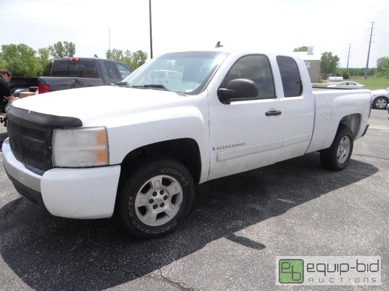 lot 533 image: 2007 Chevy Silverado Truck. 195,637 miles. Ye...