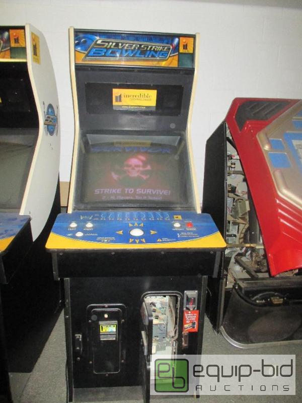 lot 11 image: Silver Strike Bowling Arcade Game
