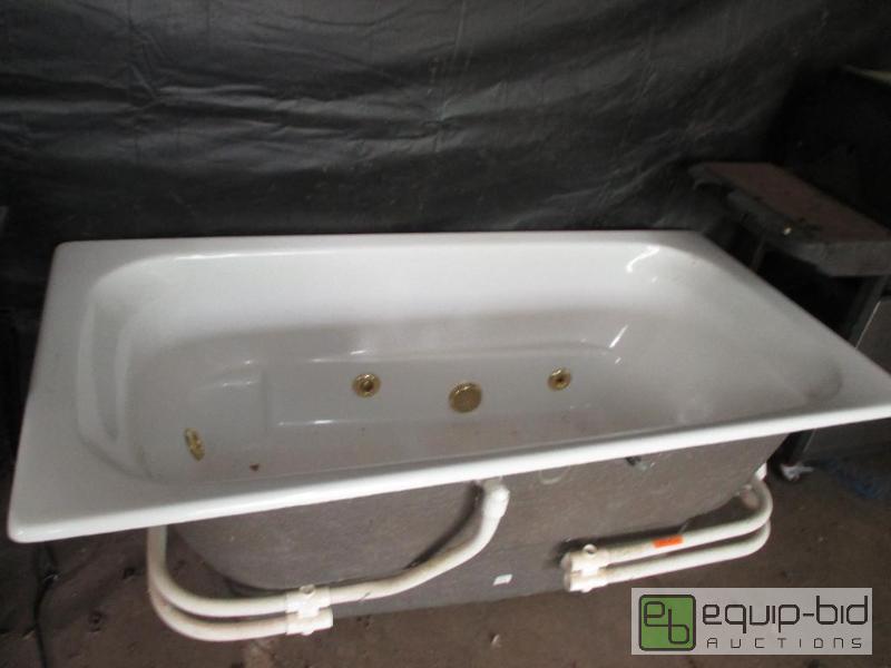 lot 15 image: Jacuzzi Tub