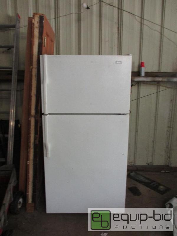 lot 17 image: Magic Chef RefrigeratorFreezer