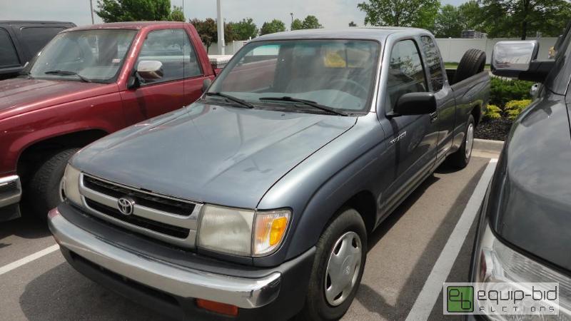 lot 2 image: 1998 Toyota Tacoma