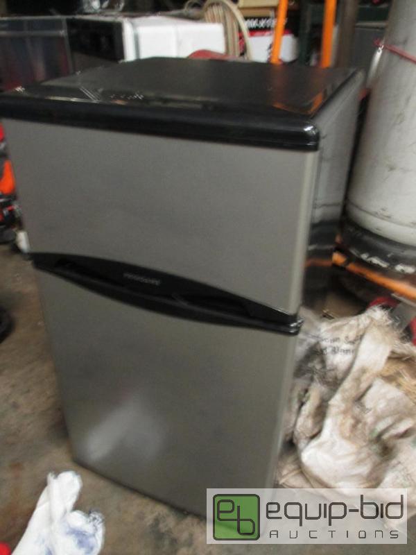 lot 26 image: Small RefrigeratorFreezer