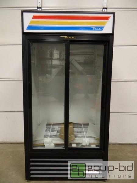 lot 1051 image: True Sliding Door Freezer ModelGDM-33-LD 115...