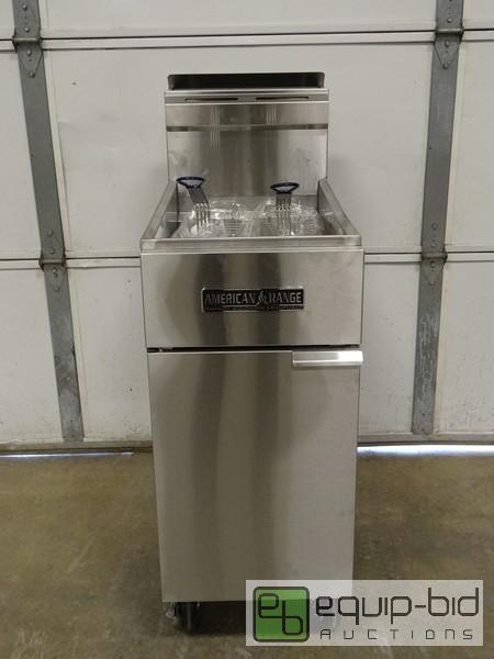 lot 1058 image: Brand New American Range 45lb Fryer on Caster...