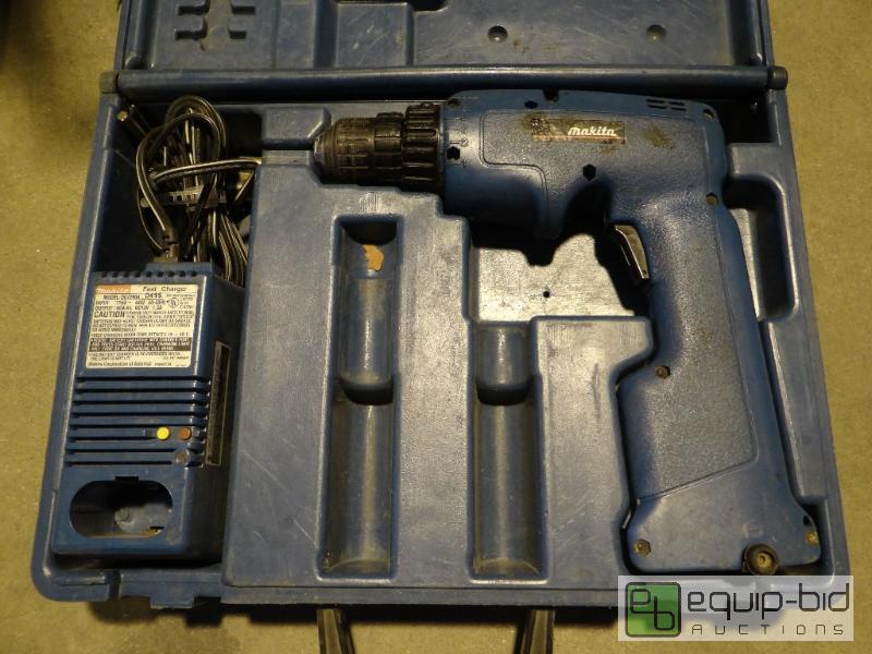 lot 1305 image: Makita Drill Set
