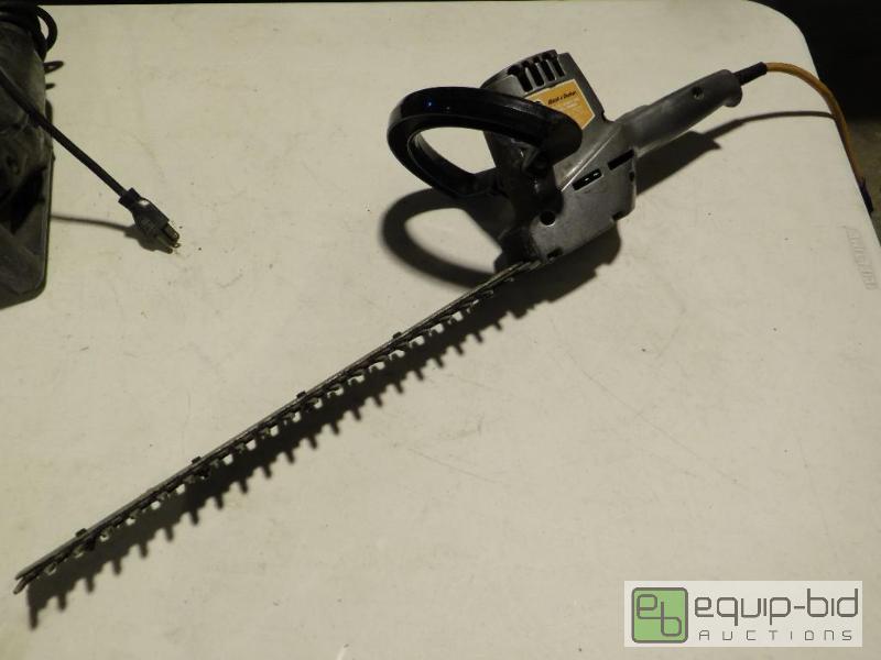 lot 1333 image: Black and Decker 16 Inch Hedge Trimmer