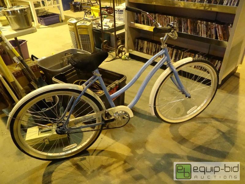 lot 1365 image: Classic Style Huffy Cruiser Bike