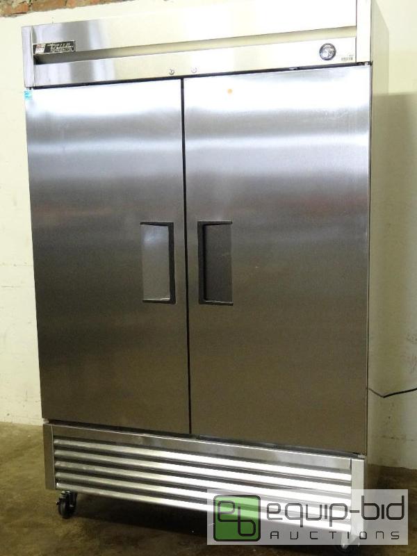 lot 1016 image: True (T-49) - 55 Solid Door Reach-In Refrigerator