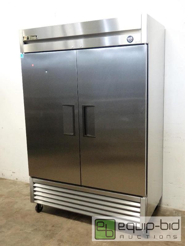 lot 1017 image: True (T-49) - 55 Solid Door Reach-In Refrigerator
