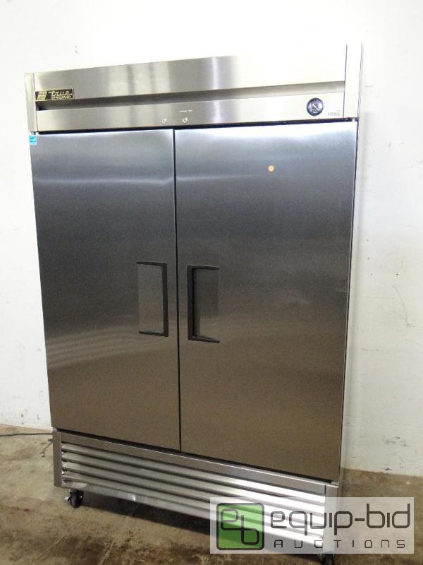 lot 1018 image: True (T-49) - 55 Solid Door Reach-In Refrigerator