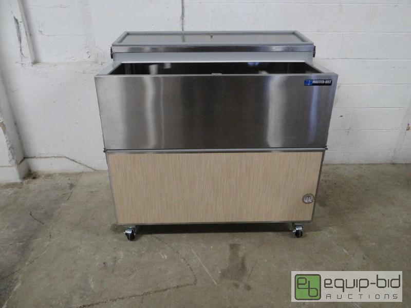 lot 1043 image: Master Bilt Milk Crate Cooler