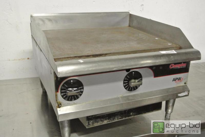 lot 1082 image: Apw Wyott 24 Natural Gas Flat Top Grill