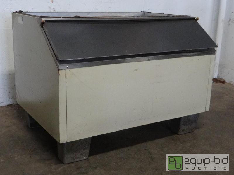 lot 1151 image: Smaller Low Sitting Ice Bin