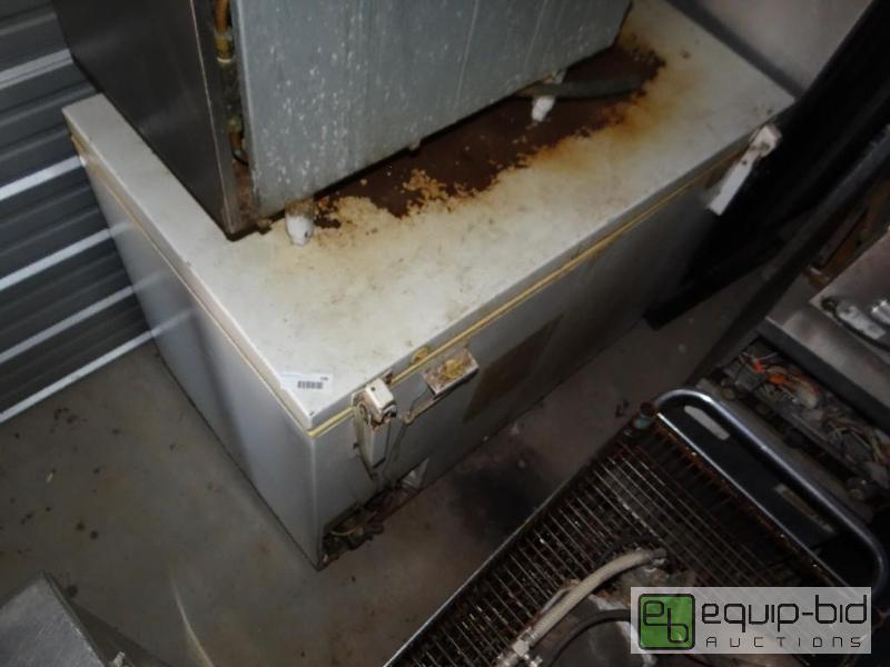 lot 198 image: Chest freezer. Working when removed....