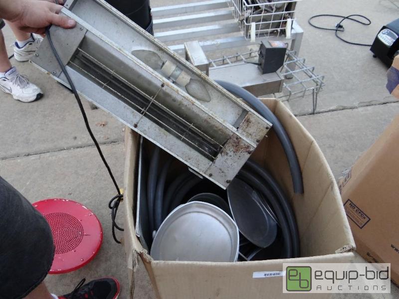 lot 211 image: Food warmer, and various pizza pans....