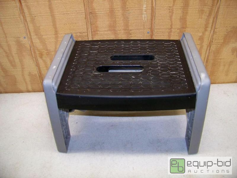 lot 1026 image: Cosco Collapsable Step Stool