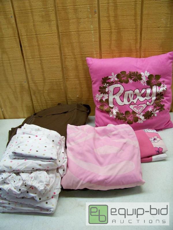 lot 1045 image: Roxy Queen Size Duvet Cover and Sheet set