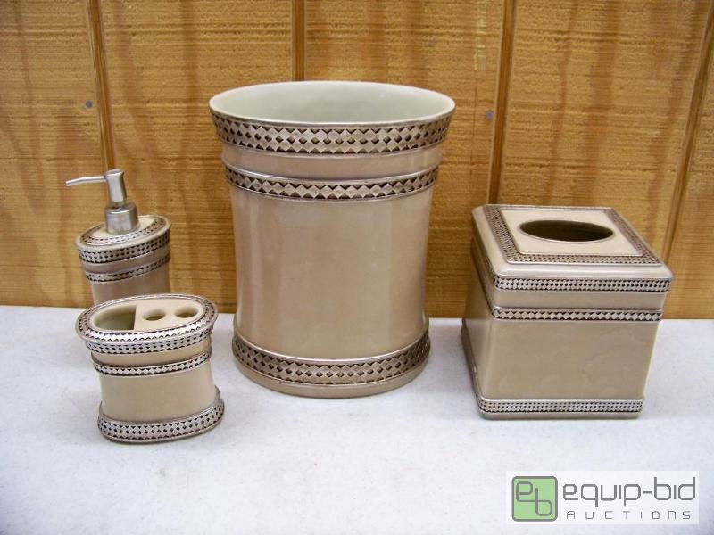 lot 1047 image: Bath Set