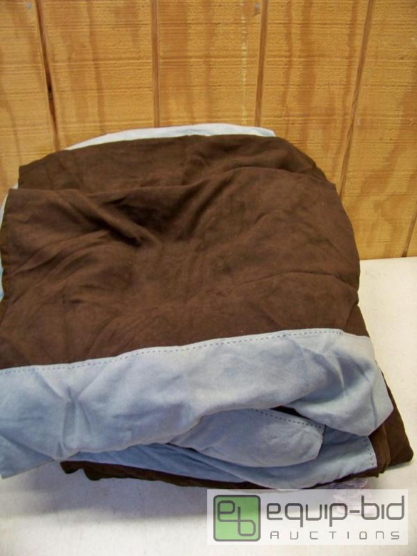 lot 1050 image: Queen Microfiber Comforter and Shams