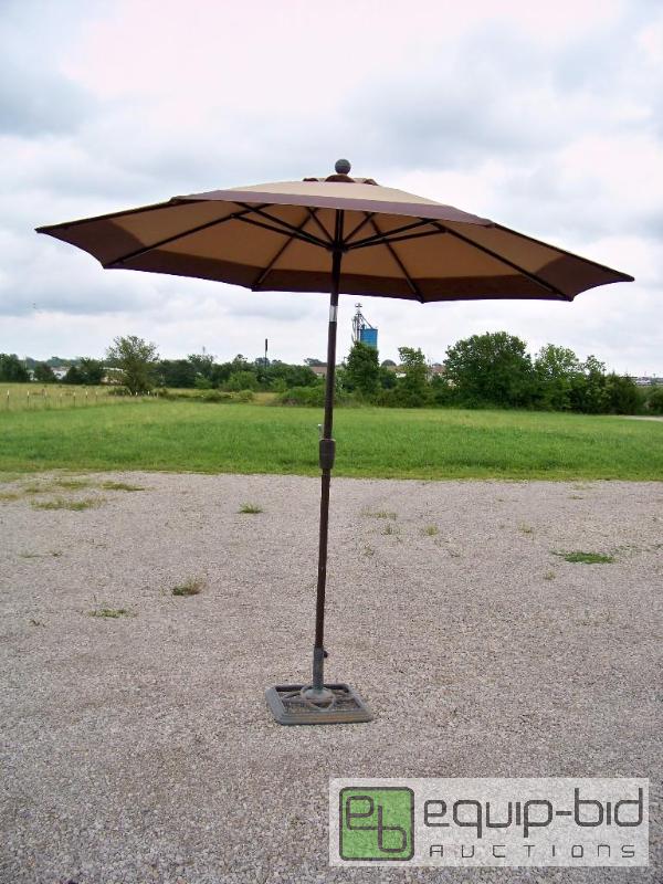 lot 1130 image: Patio Umbrella on base