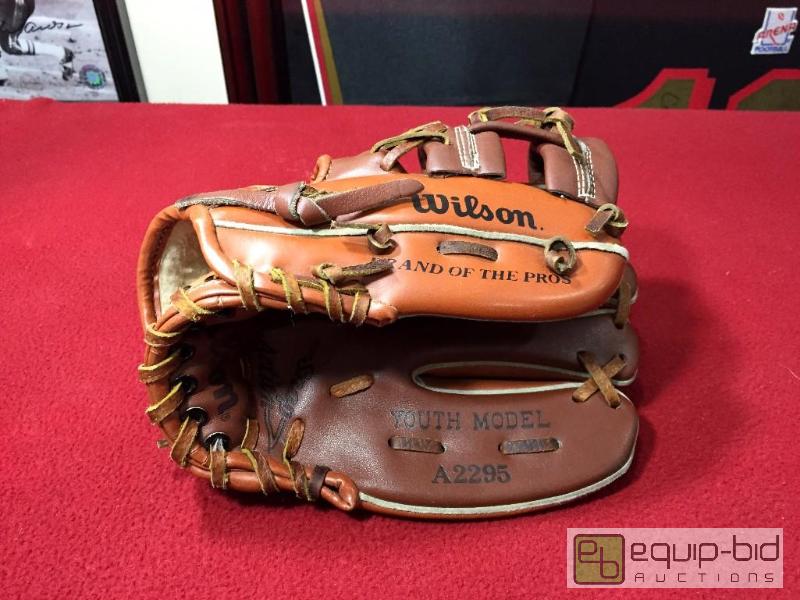 lot 1067 image: GEORGE BRETT YOUTH MODEL GLOVE - EXCELLENT C...
